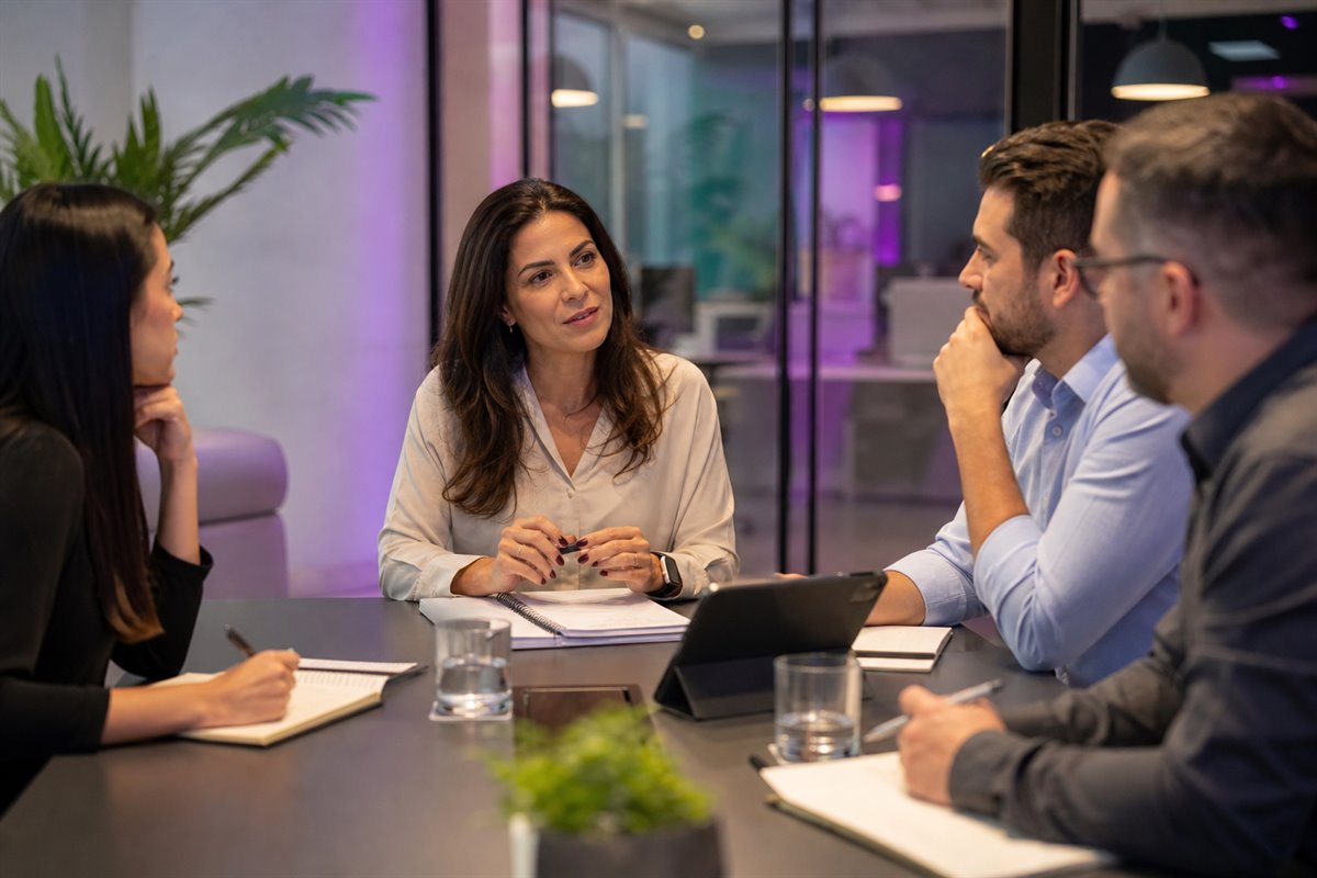 Consultora MindRisk conduzindo conversa com equipe em ambiente corporativo